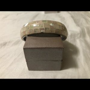 White cápiz shell bangle